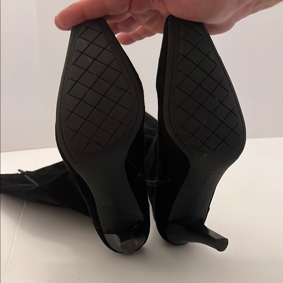 Marc Fisher Elegant Suede Black Knee-High Boots Size 8 - Picture 4 of 6